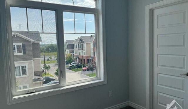 Kanata 3bed/2.5Bath/Sleeps 10/2000sqft Luxury End Unit Townhouse/UpgradedKitchen