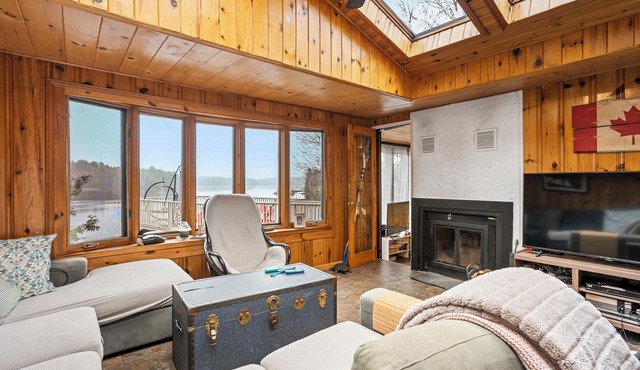 Kanata House - Charming Lakeside Cottage