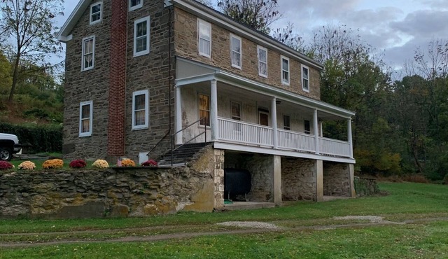 Kane Farm minutes from Hawk Mountain, Leaser Lake, Kutztown University, and I-78