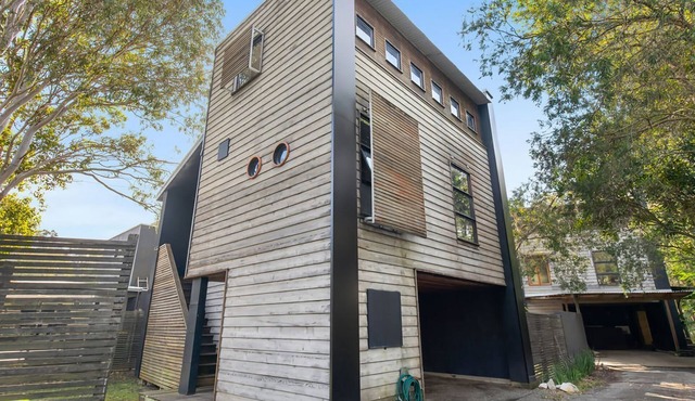 Kangarilla - close walk to Emerald Beach shops and beach