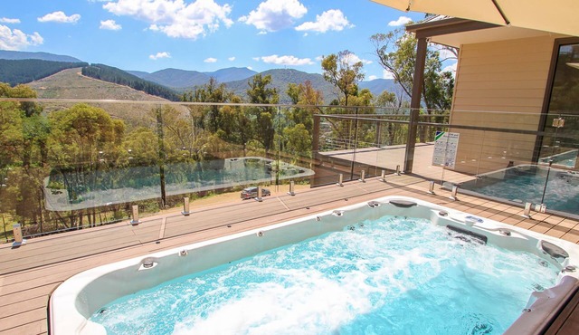 KANGAROO LODGE: Bright