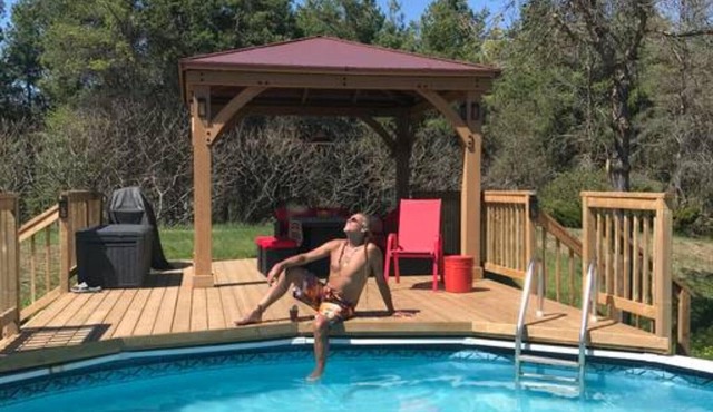 Kanien'kehá:ka Roundhouse - Unique Cordwood Home - A Nature Lovers' Retreat