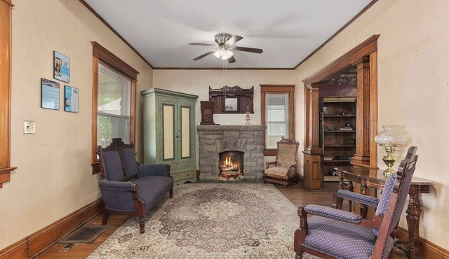 Kansas City Gem: Historic Sleeps 8+4BR 3BA