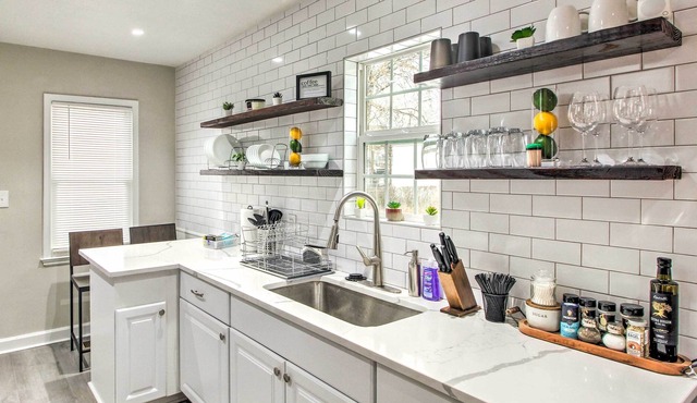 Kansas City Getaway ~ 2 Mi to Downtown!