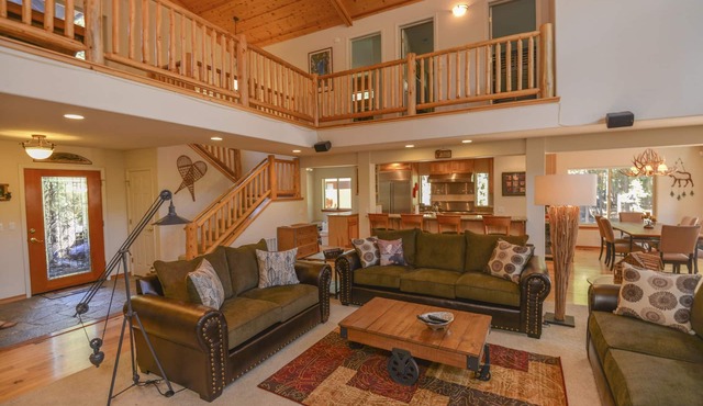 Kantor's Hideout - Roomy Tahoe Donner Home with Private Hot Tub, Pool Table, Darts, Walk to Trails