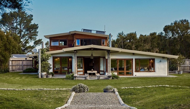 Kanuka Terrace - Luxury Strawbale House