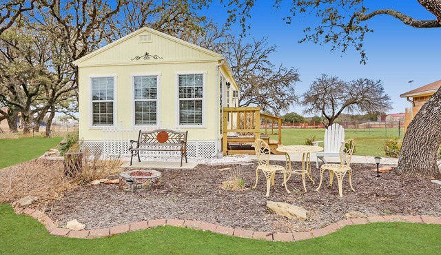 Kara's Cottage - Cozy Johnson City Bungalow for 3!