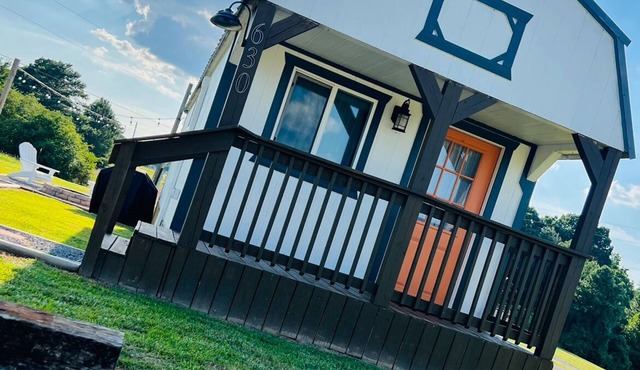 Karagan Cottage is less a mile from Smith Lake Park and the Zipline's.