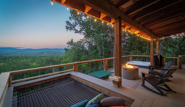 KARGOHAUS - Private Dog Park! Unique Shipping Container Getaway Near Helen!