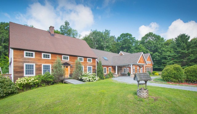 Karin's Place VT: Secluded post and beam with private pool, sauna, & playground