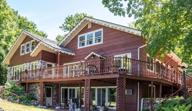 Karinall Estate at the Lake: sleeps 24, 8 bedrooms, 6 bathrooms, 9,400 sq ft