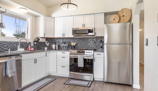 Karluk Oasis, Bright Luxury Condo, Near Downtown