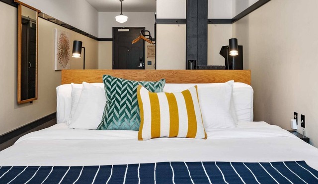 Kasa | Classic Studio, Quick Drive to Carnegie Mellon | The Maverick