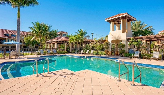 Kasa | Sunny 1 BD + Pool Access | Delray Beach