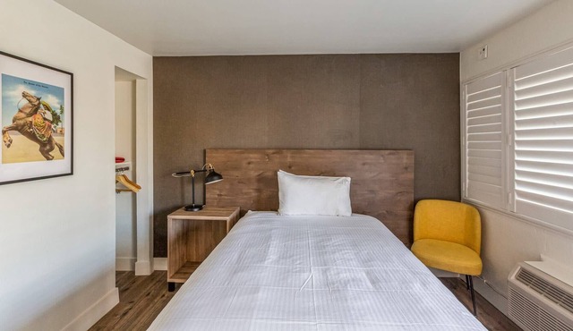 Kasa The Catrina | Sunny, Accessible Space in San Mateo