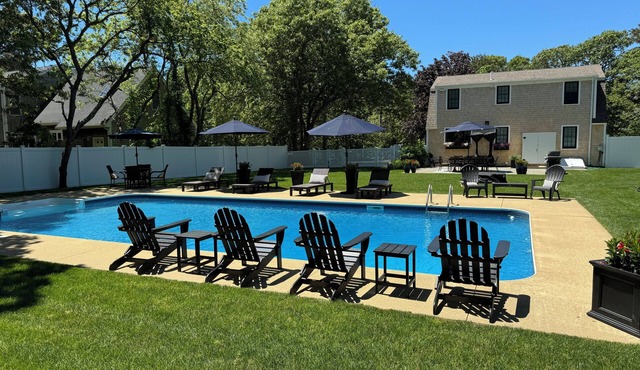 Katama-Bike to town and beaches with heated private pool and central air