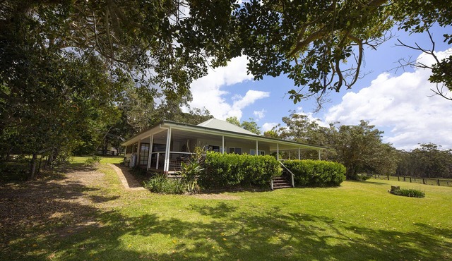 Katandra Homestead Old world charm on lakefront