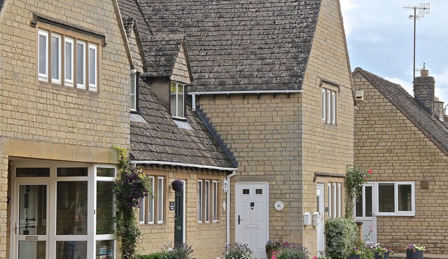 KATE'S COTTAGE, with a garden in Bourton-On-The-Water