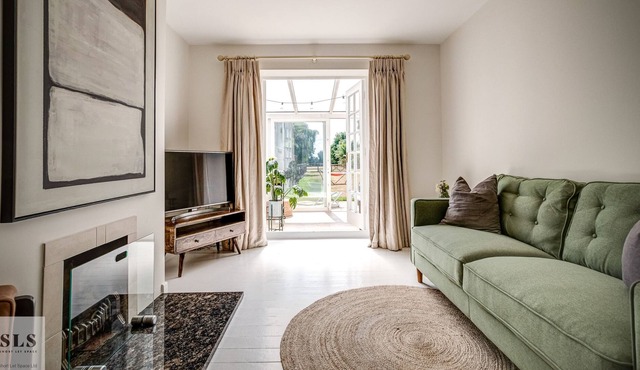 Kates Cottage is a two bed cottage with River Thames frontage and mooring