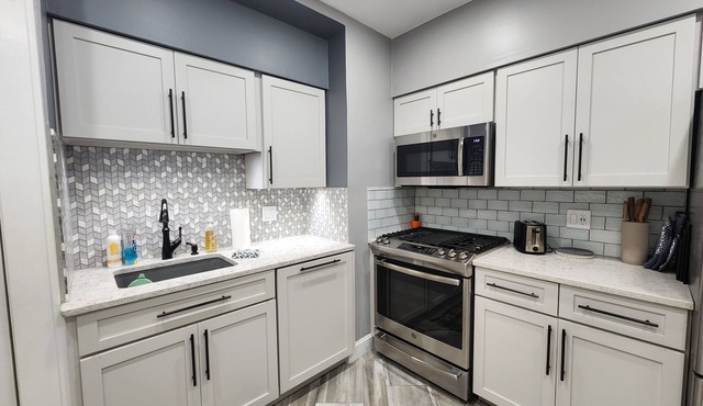 Katherine's Cozy Bungalow! No Check-out List! THREE bedroom with QUEEN beds!