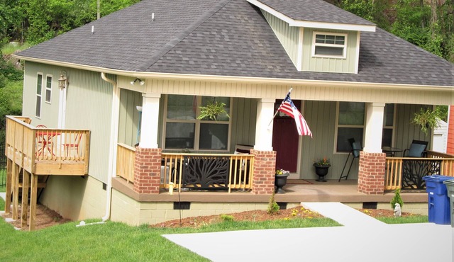 Kathy's Kottage. Bungalow on the side of Missionary Ridge, Furry Friends Welcome