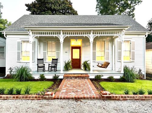 Katie's Cottage in Natchez, Charming Historic Home