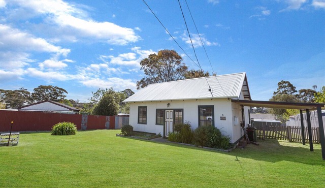 Katisha Cottage: Lovely home with cosy country-style furnishings & fireplace