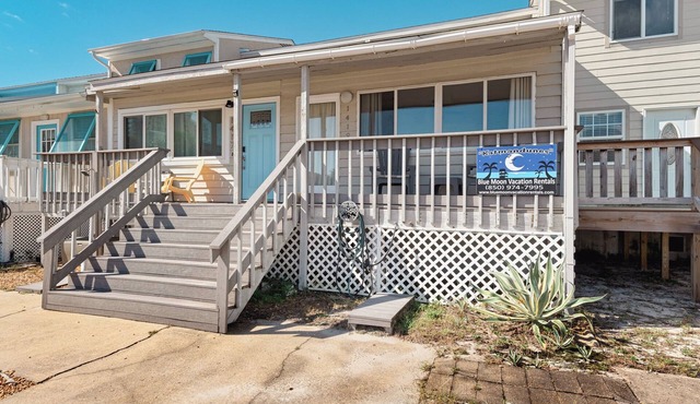 Katmandunes-Soundview Home with Short Walk to Beach and Restaurants