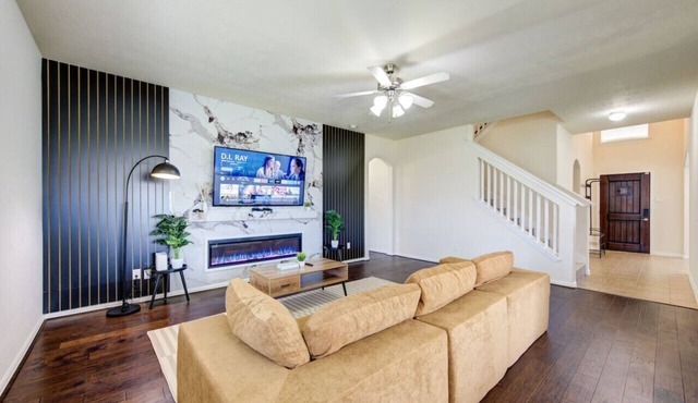 Katy Houston, 2330sf, 4BR-2.5BA, Game Rm, King Bed