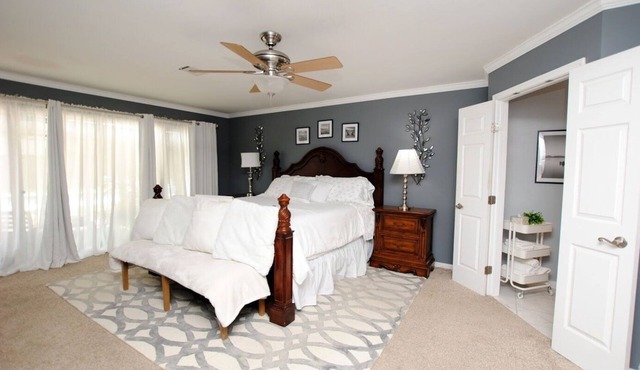 Katy Luxury 4 EnSuite Oasis w/Private Pool & King Suites – Family & Work Ready.