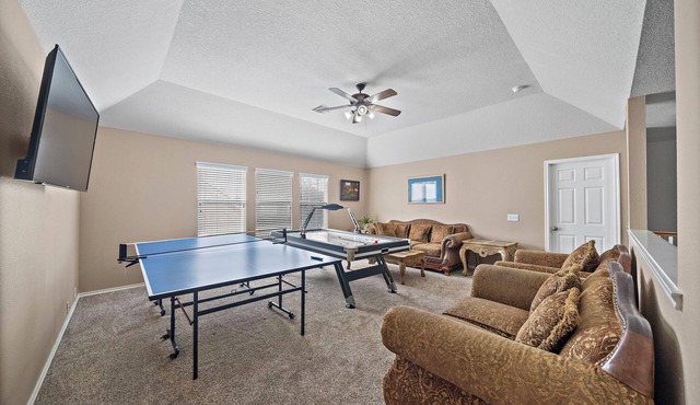 Katy Retreat | BBQ Yard | Game Room | Sleeps 16