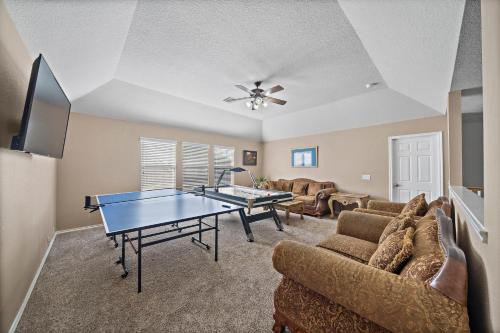 Katy Retreat BBQ Yard Game Room Sleeps 16