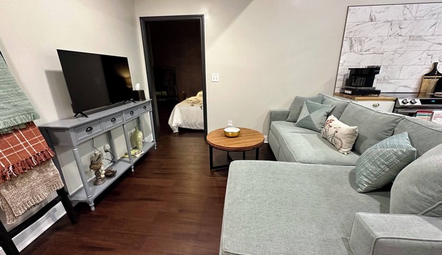 Katy Suite - Chic 2BR Stay on Katy Trail in Historic Mercantile near Hermann