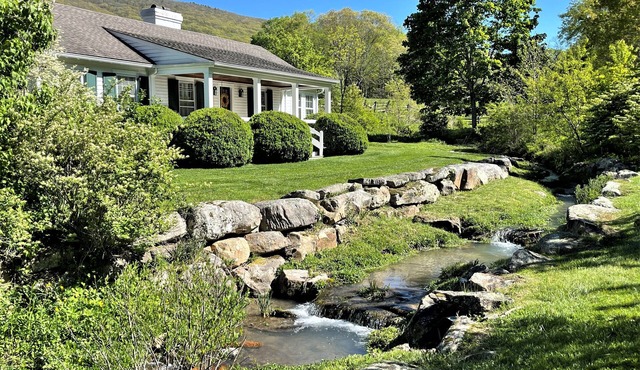 Katydid Cottage, Tucked in the heart of Warm Springs with Pastoral Views and a Year Round Stream Flo