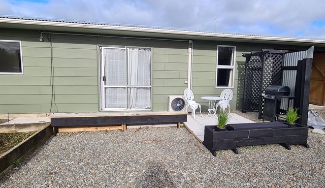 Kawakawa Cottage - lovely rural outlook. Convenient location to Manfield Park