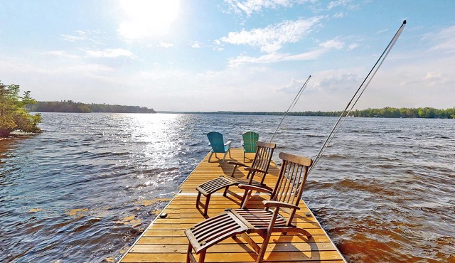Kawartha Dream Cottage with Hot Tub w/Games House