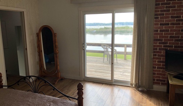 Kawartha Lake, Sturgeon Lakefront Cottage Sleeps 8+