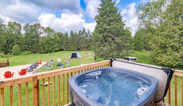 Kawartha Lakes Cozy Cottage Retreat with HOT TUB