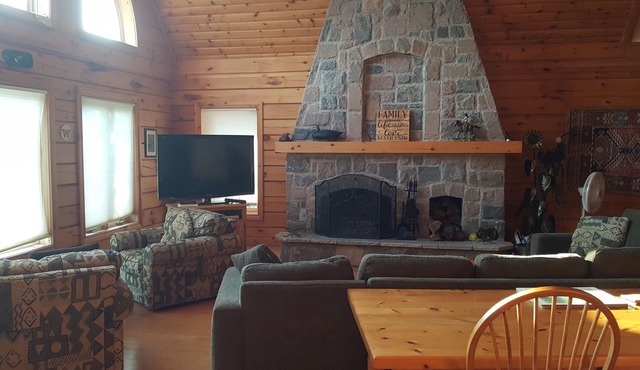 Kawartha Lakes Log Home Coboconk - perfect family spot, lawn, beach, and deck