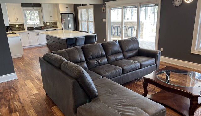 Kawartha Lakes Waterfront Cottage With Hot Tub!