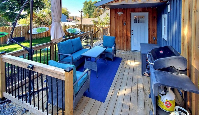 Kawartha Shores Retreat on Trent Severn Waterway with King suite and hot tub!