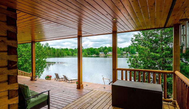 Kawartha Year Round Log Home! Direct Waterfront w/Sauna on the Snowmobile Trails