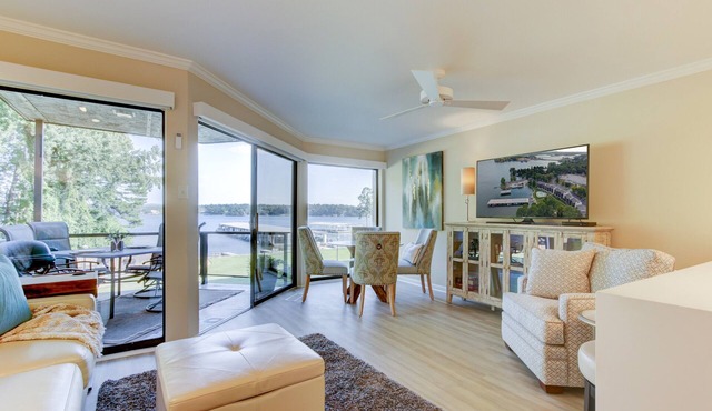 KAY'S "NO REGRETS!" LUXURY LAKE FRONT 1 BR CONDO! VERY SPECIAL .INQUIRE NOW!