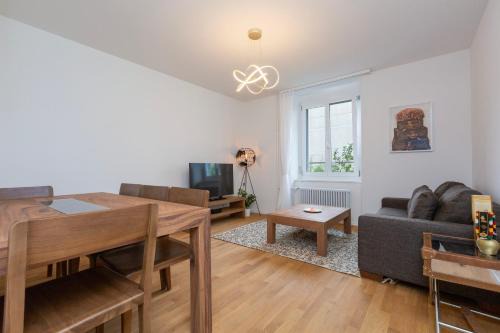 KAYA Zurich Apartment 1B - Deluxe 2BR Downtown Apt