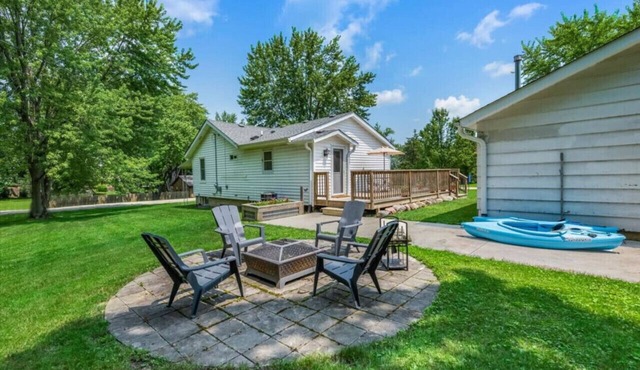 Kayaks and Fire Pit~ Cozy 2 Bedroom Lake Retreat