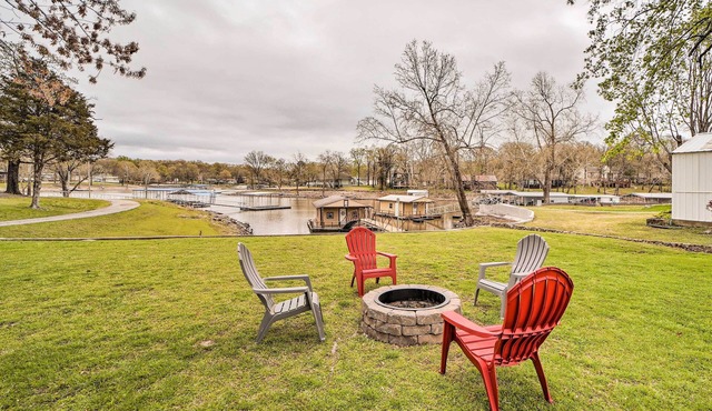 Kayaks & Boat Dock: Waterfront Home in Grove
