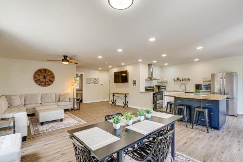 Kayaks, Boat Slip, and Game Room Calm Cove Apt!