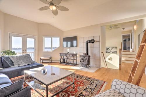 Kayaks, Deck and Pond Access Rhode Island Retreat!
