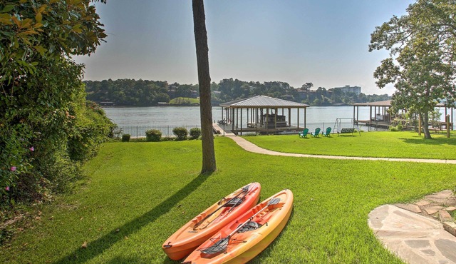 Kayaks, Dock: Waterfront Escape on Lake Hamilton!