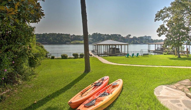 Kayaks, Dock: Waterfront Escape on Lake Hamilton!